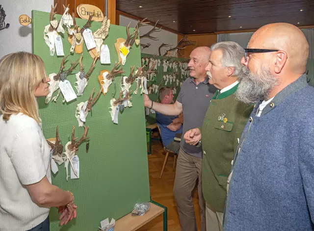 Begutachtung der Ehrentafel bei der Hegeschau der BJV-Kreisgruppe Süd mit (von links) Sabine Dobler-Stegmann (Leiterin Untere Jagdbehörde), Jagdberater Horst Feyrer, BJV-Vorsitzender Ralph Keller und stellvertretender Landrat Bernd Schötterl.  | Foto: Winfried Zang