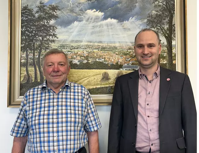 Bürgermeister Markus Krebs mit Raimund Schmitt  | Foto: Gabriele Liebmann