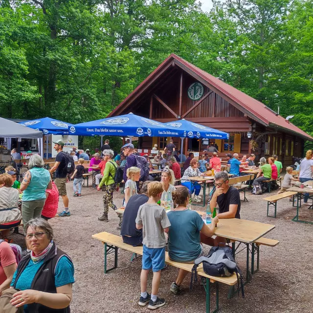 Am Wanderheim Klingenberg gab es zu kulinarischen Köstlichkeiten auch die Möglichkeit gemütlichen Beisammen.   | Foto: Spessartbund e.V.