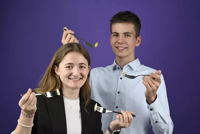 Elisabeth Fischermann und Tom Kreßbach haben mit ihrer essbaren Batterie den Bundessieg bei Jugend forscht im Fachgebiet Chemie gewonnen. | Foto: Stiftung Jugend forscht e. V.