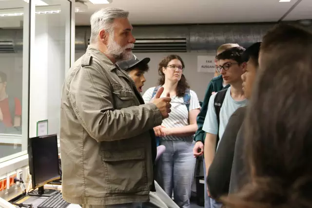 Im Lagezentrum des Landratsamts erklärte Martin Selonke den 25 Schülerinnen und Schülern, wie hier im Katastrophenfall verschiedene Hilfsorganisationen die Einsätze koordinieren.  | Foto: Helena Wilmerding