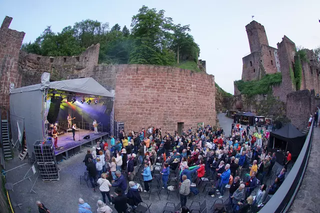  Die große Nacht der italienischen Welthits mit „I Dolci Seniori“ begeisterte mehr als 300 Gäste beim Open-Air-Konzert auf der Burg Wertheim. Foto Roland Schönmüller


