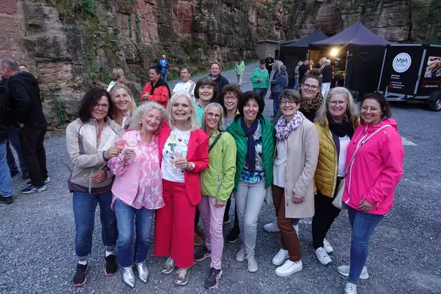 In bester Feierlaune war das Publikum: tanzend, klatschend, mitsingend, gut gelaunt und immer wieder bei „Standing Ovations“ reichlich applaudierend. Foto Roland Schönmüller
