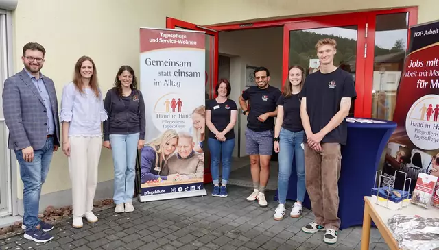Neu in Weilbach ! BU: Sie stellten sich in Weilbach bei der neuen Pflegedienst-Einrichtung und der Tagespflege vor: 
v.l. Bürgermeister Robin Haseler, Julia Heinbücher, Geschäftsführerin im Markt Weilbach, Bau- und Vermietungs-GmbH, Lena Kaufmann, Pflegedienstleistung in Weilbach, Mazlum Oktay, Gesamt-Geschäftsführer“Hand-in Hand“, Pflegefachkraft Franziska Roth, Leni Klöss, Dualstudentin für Gesundheitsmanagement sowie Mika Alders, Pflegehilfskraft. 