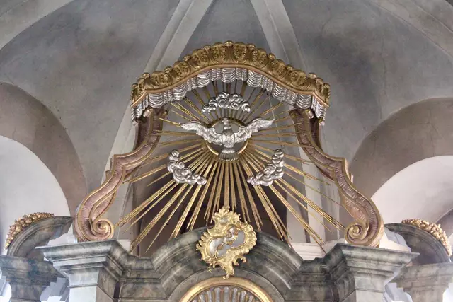 Die Taube als Bild für den Hl. Geist schmückt den Hochaltar in der Miltenberger Klosterkirche | Foto: Martin Winkler