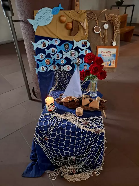 Ein Strauß roter Rosen schmückt die Abbildung der Kommunionkinder des Jahres 2025 | Foto: Martin Winkler