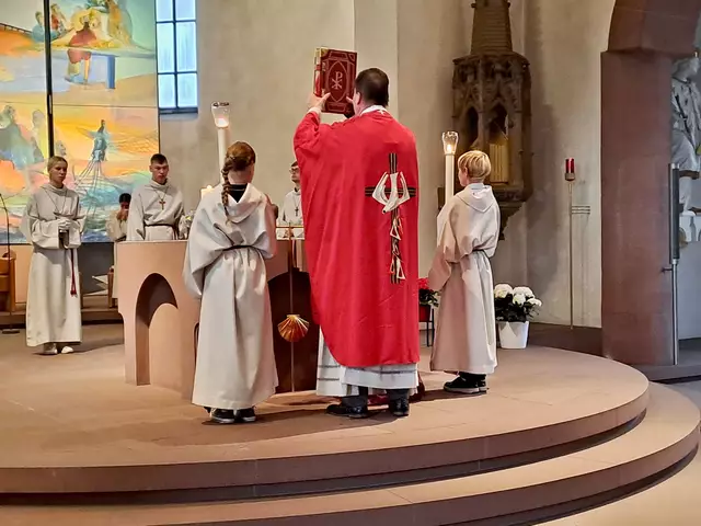 Pfarrer Jan Kölbel trug auf seinem Talar die Taube als Bild des Hl. Geistes | Foto: Martin Winkler