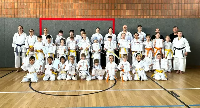 Bild zeigt: KYU - Prüferin Oxana Traiber, Unterstützungsteam und KYU - Prüflinge. (Stilrichtung Shito-Ryu)  | Foto: Dhammika Karate-Do Amorbach e.V. 