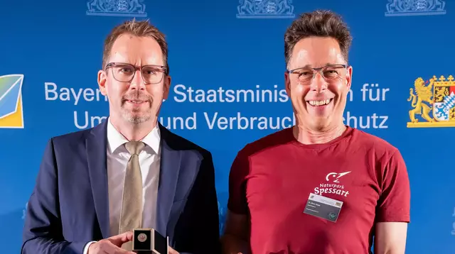 Marcus Petzold vom Staatsminister für Umwelt und Verbraucherschutz überreichte den Grünen Engel an den Geschäftsführer des Naturpark Spessart Vereins Oliver Kaiser.
 | Foto: Pressestelle StMUV
