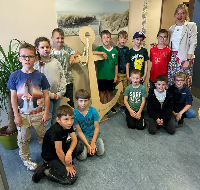 Schneeberger Kommunionkinder mit ihrer Rektorin Anke Wörner (rechts) | Foto: Sabrina Welzenbach