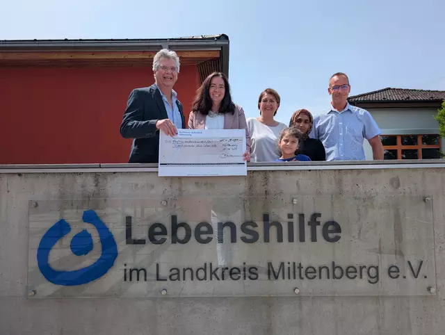 vlnr: Christof Nasemann (Rotary), Katrin Meyer-Bothling (Tagesstättenleitung), Asia Achmad (Schülervertretung), Andrea Schneider (Rektorin Schule), Beydze Schefket (Schülervertretung), Kai Oliver Reis (Vorstand Lebenshilfe) | Foto: Rotary Miltenberg