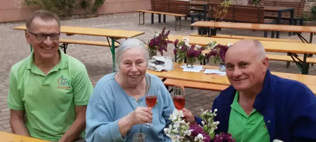 Hell die Gläser klingen, nochmal ein Herzliches Willkommen beim Obst- und Gartenbauverein Kirchzell, liebe Frau Dauer bei hoffentlich vielen Aktionen und neuen erfrischenden Ideen. Auf dem Bild von links nach rechts, Manfred Zang, Monika Dauer und Gerhard Schäfer am 26. April 2025. | Foto: Irmgard Rippberger