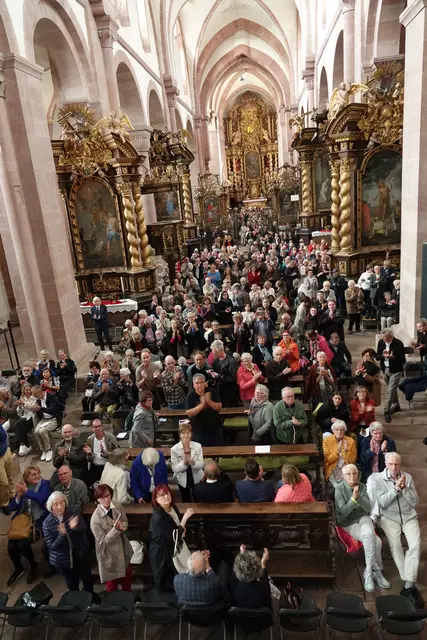 
 Die Klosterkirche in Bronnbach war sehr gut besucht. Foto Roland Schönmüller
