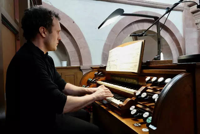 : Der virtuose Organist Peter Schleicher, ein bekannter Kirchenmusiker in
Stuttgart und Kirchenmusik-Dozent in Rottenburg faszinierte vor allem mit seiner zum
Pfingstfest passenden Orgel-Improvisation. Foto Roland Schönmüller
