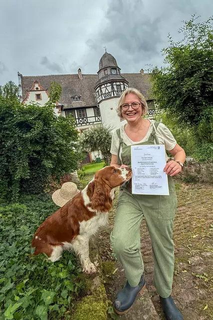 Mit dem Zertifikat hat es Sigrun Imhäuser schwarz auf weiß: Sie ist gut gerüstet für den Einstieg in die Gastronomie | Foto: Thomas Klewar 