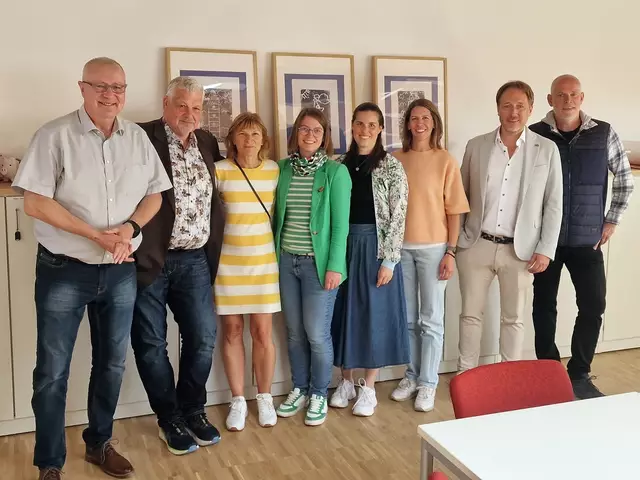 Bild v. l. n. r.: Michael Hren (Rektor), Thomas Grün (Bürgermeister Marktgemeinde Bürgstadt), Beate Ruckstetter (Lehrerin), Cornelia Bug (Lehrerin), Julia Walter (Lehrerin), Jennifer Mirtschov (Verwaltungsangestellte), MdL Martin Stock, Tassilo Ulsamer (Lehrer) | Foto: Grund- und Mittelschule Bürgstadt