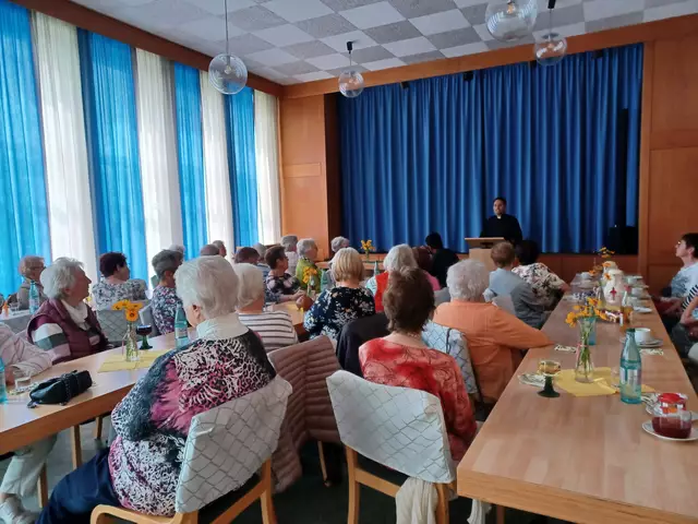 Gespannt lauschen die Teilnehmer den Ausführungen von Pater Nelson Antoney über den Oblaten Orden. | Foto: Renate Wolf