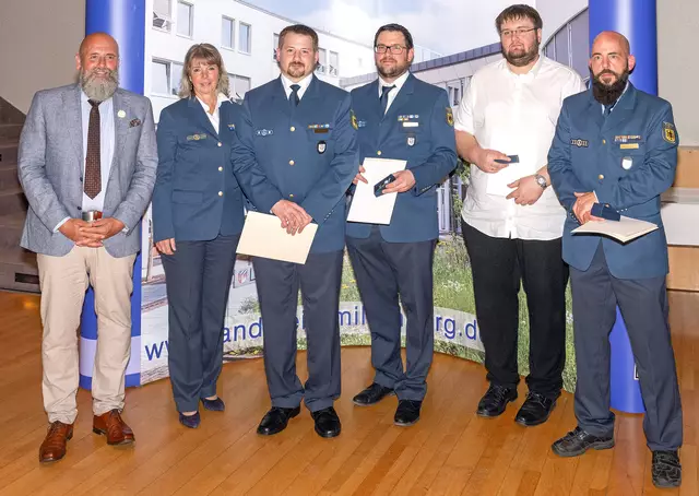 Zu Ehrenzeichen am Bande der Bundesanstalt des Technischen Hilfswerks gratulierten stellvertretender Landrat Bernd Schötterl (links) und die Leiterin der THW-Regionalstelle, Karin Munzke diesen vier THW-Aktiven. | Foto: © Winfried Zang