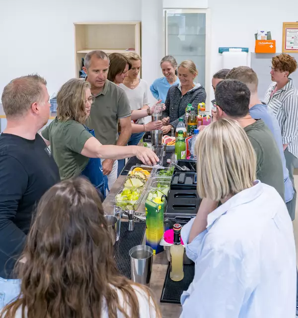 Birgit Englert (zweite von links) bei einer ihrer vielen Tätigkeiten: Hier unterweist sie die Lehrkräfte der Faulbacher Mittelschule beim Mixen von alkoholfreien Cocktails, die später im Saftmobil „Jils Bar“ ausgeschenkt werden.  | Foto: © Winfried Zang