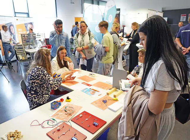Beschäftigte, Unternehmen, Jobsuchende und Weiterbildungsinteressierte treffen sich auf der Weiterbildungmesse Main.Fortschritt. | Foto: © Zentec