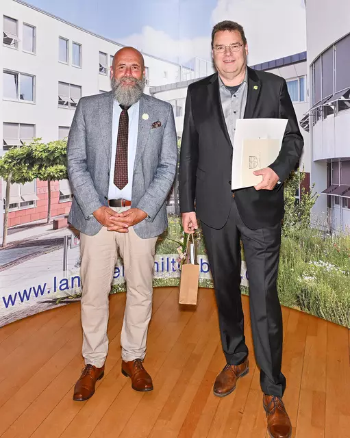 Für seine Verdienste um den Naturschutz belohnte stellvertretender Landrat Bernd Schötterl (links) Dr. Steffen Scharrer mit dem Sonderpreis des Landrats.  | Foto: © Winfried Zang