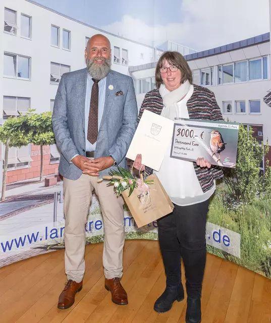 Den Agenda-21-Preis überreichte stellvertretender Landrat Bernd Schötterl an Nadja Koch.  | Foto: © Winfried Zang