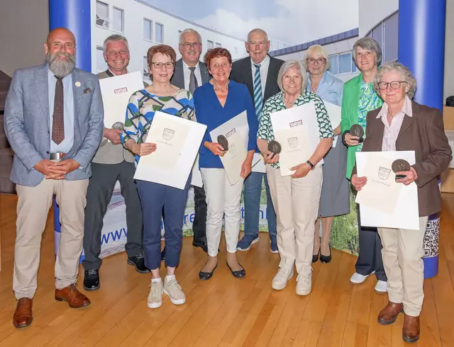 Die erste Gruppe, die Ehrenplaketten überreicht bekam, mit stellvertretendem Landrat Bernd Schötterl (links)  | Foto: © Winfried Zang