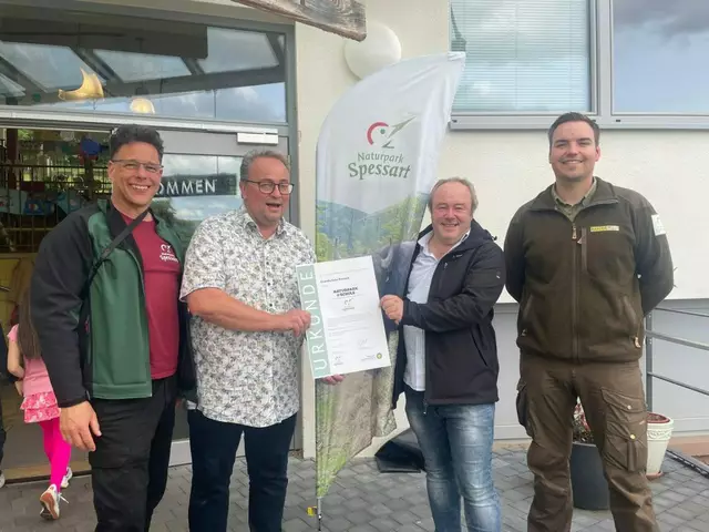 Oliver Kaiser, Michael Bäuerlein, Sven Nickel und Felix Kühne bei der Übergabe der Urkunde für die neue Naturparkschule im Naturpark Spessart. | Foto: Franziska Walther