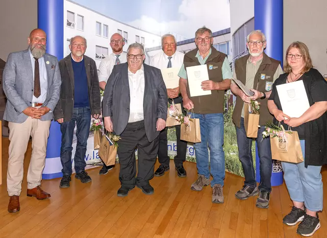 Stellvertretender Landrat Bernd Schötterl gratulierte diesen Bürgerinnen und Bürgern zu Ehrungen von Seiten des Bundes und des Freistaats. Auf dem Bild (von links) Bernd Schötterl, Werner E. Hofmann, Max Seitz, Gerhard Schuhmacher, Kilian Bundschuh, Robert Schmitt, Wolfgang Neuberger und Sandrina Pfaff. | Foto: © Winfried Zang