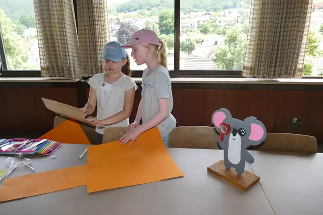 Beim Wasserforschertag der Jungen Forscher Main-Tauber e.V. wurde auch zum Thema Auftrieb experimentiert und dazu eigene Boot konstruiert und gebaut. 
Mit auf dem Foto ist Oli Sidney, das neue Maskotchen des Vereins.