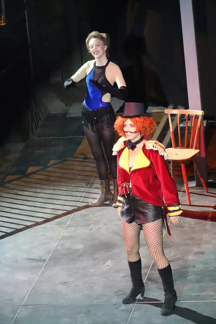 Mitreißende Zirkusnummern: In Jules Vernes Roman „In 80 Tagen um die Welt “ gibt es keine spezifische Zirkus-Szene, aber Elemente von Spektakel und Ungewöhnlichem, aber keinen klassischen Akrobatik- und Show-Auftritt. Die Freudenberger Inszenierung verwendet Zirkuselemente, um die Geschichte zu dramatisieren und zu beleben. Foto Roland Schönmüller 

