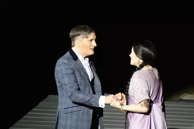 
Die indische Prinzessin ist gerettet. Nun begleitet sie Philias Fogg durch die Welt und wird in London nach der gewonnenen Wette seine Frau. Eine kuriose, abenteuerliche und spannende Reise rund um den Globus, die vor dem Traualtar endet, ist Jules Vernes vergnüglichstes Buch, mehrfach verfilmt und in Freudenberg wunderbar inszeniert. Foto Roland Schönmüller 