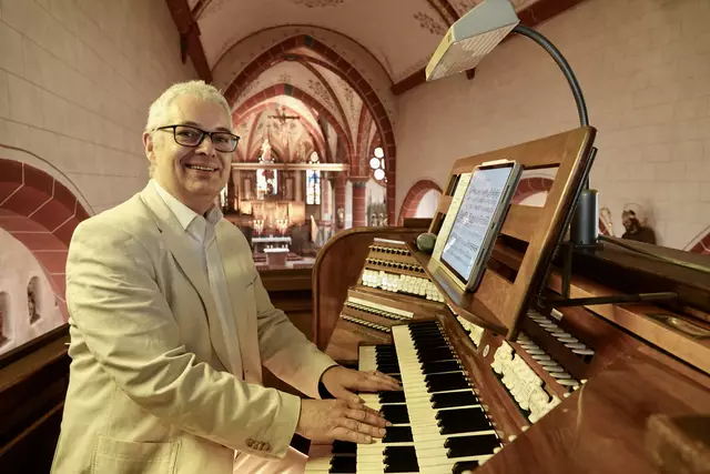 Der in der Region bekannte Bezirkskantor Peter Reulein von der Liebfrauenkirche in Frankfurt am Main spielte am 15. Juni 2025 ab 17 Uhr in Großheubach unter dem Titel „Die Orgel tanzt“. Orgelwerke waren  zu hören von Johann Sebastian Bach, Claude Debussy und Francis Poulenc.