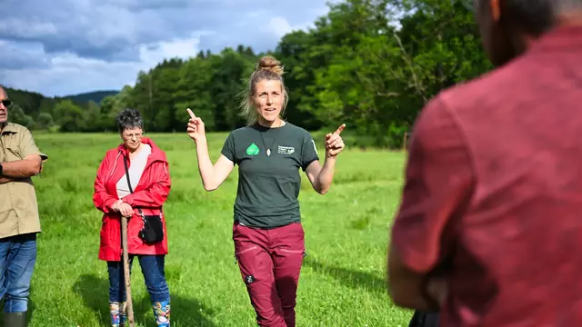 Gebietsbetreuerin für Grünland vom Naturpark Spessart e.V. Sabrina Jochum erläutert, wie naturnahe Weidehaltung im Spessart Lebensräume für seltene Arten schafft – und warum ohne Kühe der Neuntöter keine Chance hätte. | Foto: Jennifer Weidle