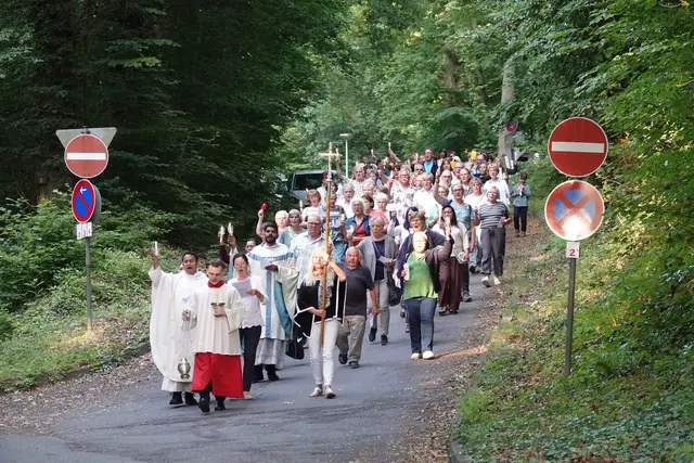 Lichterprozession am Kloster Engelberg bei Großheubach: Am 13. Mai begannen in den Pfarren die diesjährigen Fatima-Gottesdienste zu Ehren der Gottesmutter Maria. An jedem 13. im Monat bis Oktober werden vielerorts Gottesdienste gefeiert. Dabei wird um Frieden gebetet – hier und weltweit. 