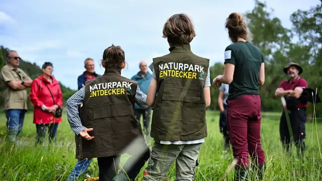 Wie alle Führungen im Naturpark Spessart war auch diese für Kinder bestens geeignet: Ausgestattet mit Entdeckerwesten, Keschern und Lupen erkundeten die jungen Naturforscherinnen und -forscher die Artenvielfalt auf der Weide. | Foto: Jennifer Weidle