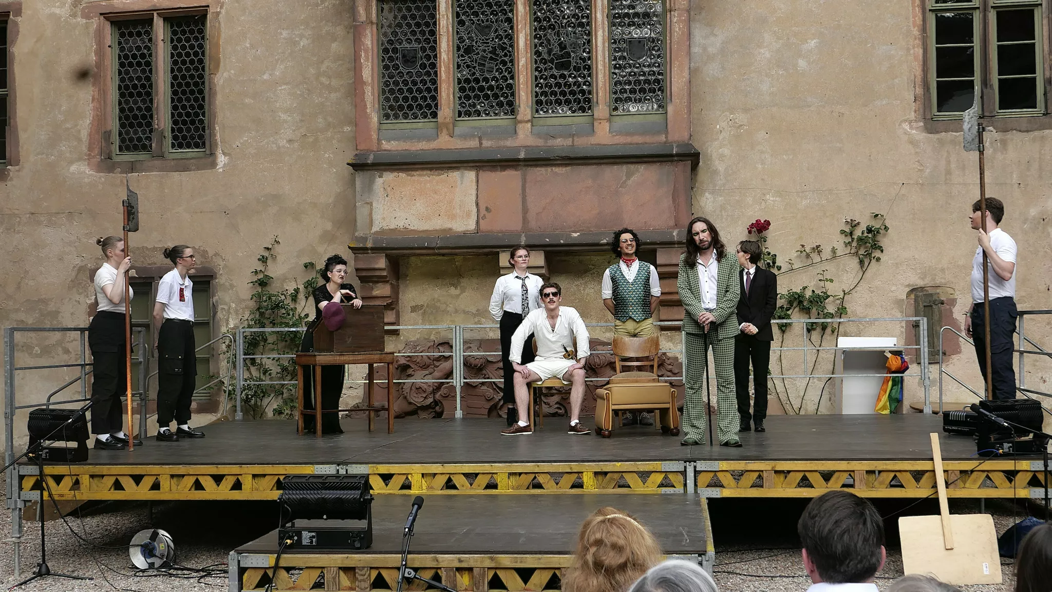 Theatergruppe-Vogelfrei-begeistert-mit-Pfeffer-R-sel-im-Hof-von-Schloss-F-rstenau