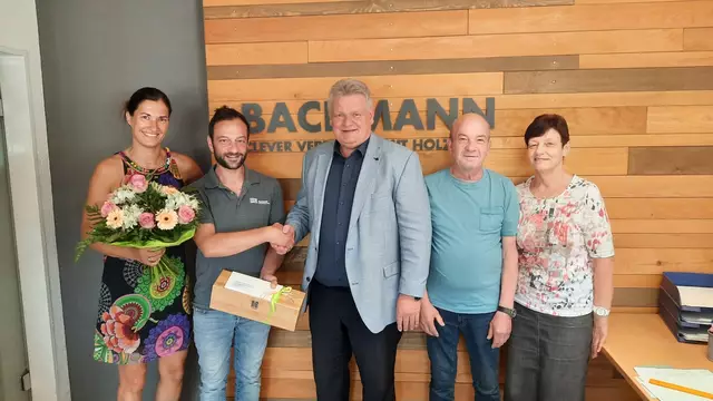 v.l.n.r. Glückwunsch an die Fa. Holzverpackungen Bachmann KG zum 125-jährigen Bestehen:
Sonja und Thomas Bachmann, Geschäftsführer, 1.Bürgermeister Gerhard Rüth, Eberhard und Susanne Bachmann | Foto: Markt Eschau