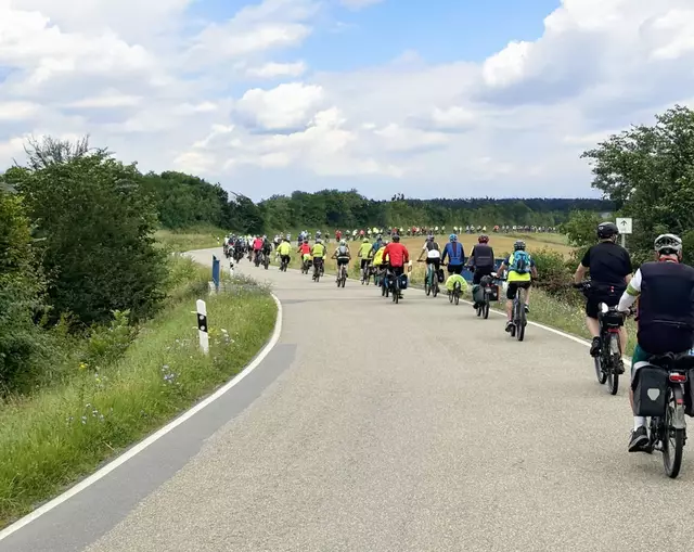 Eine abwechslungsreiche Radtour durch die schöne Landschaft des Odenwaldes, der Bergstraße und entlang der Flüsse Main und Neckar sowie gesellige Abendveranstaltungen mit Musik und Tanz erwartet die Teilnehmerinnen und Teilnehmer beim 3-Länder-Rad-Event. 

 | Foto: Touristikgemeinschaft Odenwald e.V.