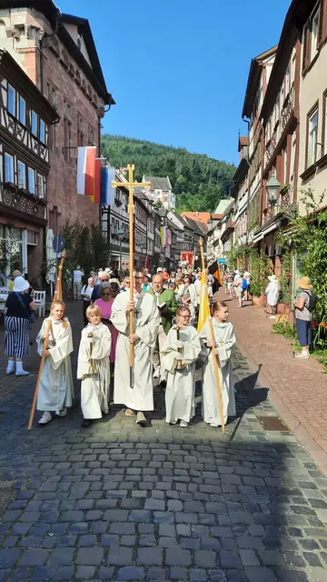 Die Prozession auf dem Weg zum 1. Altar am Rathaus | Foto: Thomas Bertlwieser