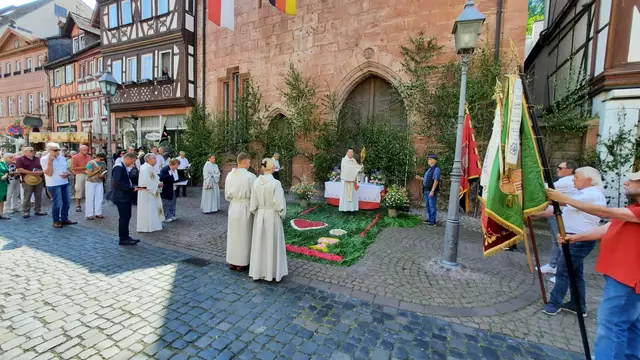 Pfarrer Jan Kölbel spendet den eucharistischen Segen am 3. Altar am Alten Rathaus | Foto: Thomas Bertlwieser