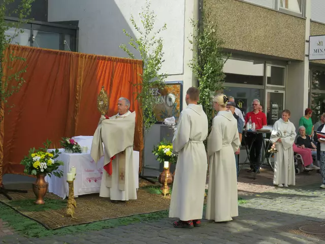 Pfarrer Da Costa erteilt den eucharistischen Segen | Foto: Nina Reuling