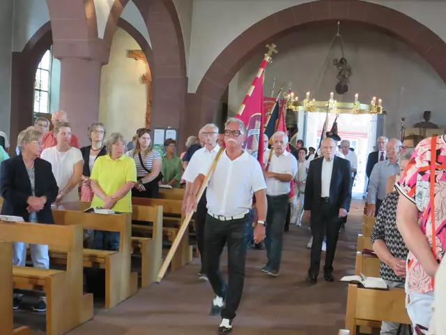 Einzug in die Pfarrkirche zu Beginn des Gottesdienstes an Fronleichnam | Foto: Nina Reuling