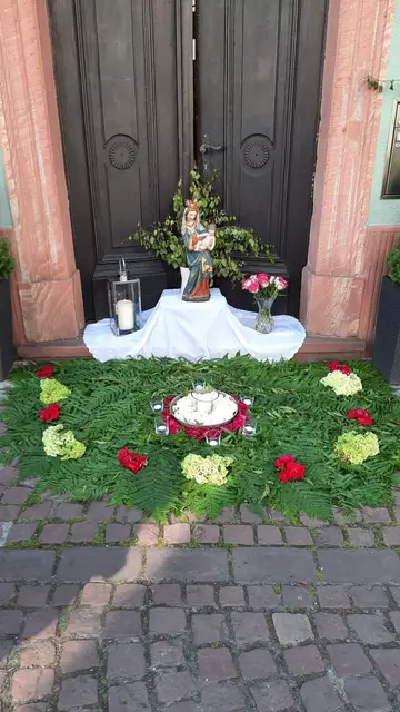 Die Anwohner und Geschäftsinhaber des Prozessionsweges schmückten die Häuser anlässlich des Hochfestes Fronleichnam | Foto: Thomas Bertlwieser