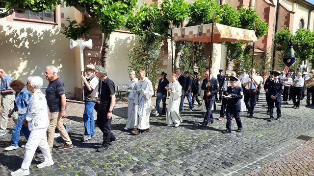 Die Prozession auf dem Weg zum 3. Altar am Alten Rathaus | Foto: Thomas Bertlwieser