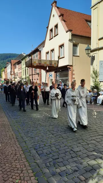 Die Prozession kommt am 2. Altar am Seniorenheim Maria Regina an | Foto: Thomas Bertlwieser