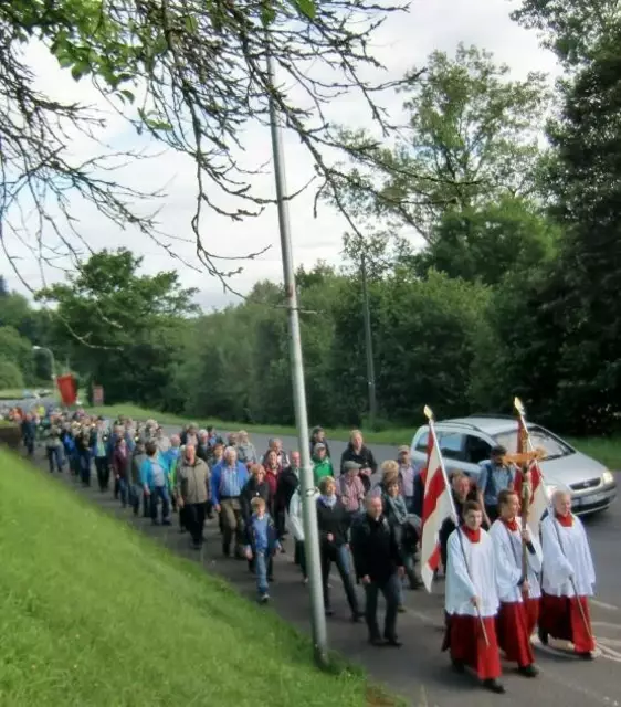 Mit der Blutsfahne pilgern die Bürgstadter am 28. Juni zum Hl. Blut nach Walldürn. | Foto: privat