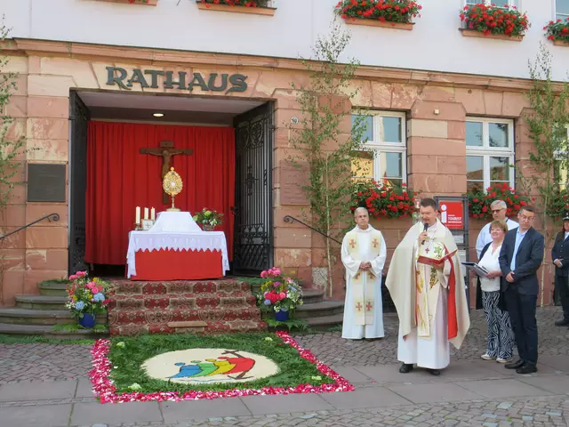 Der Blumenteppich am 1. Altar zeigt das Motto des Hl. Jahres 2025: Pilger der Hoffnung | Foto: Nina Reuling
