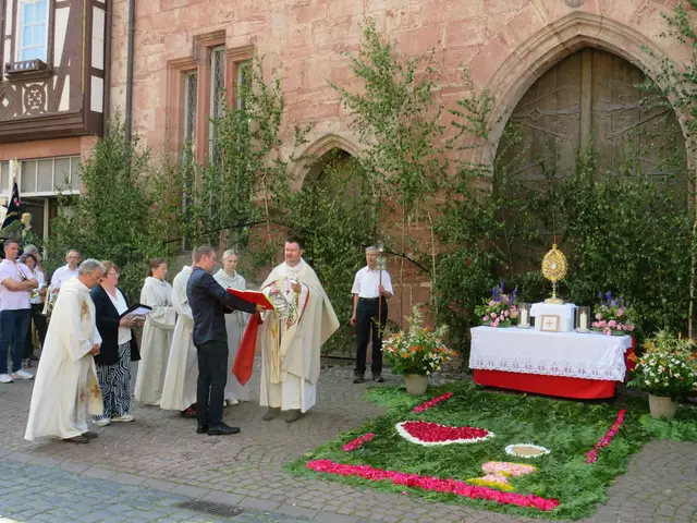 Pfarrer Jan Kölbel bei der Verkündigung des Evangeliums am 3. Altar am Alten Rathaus | Foto: Nina Reuling