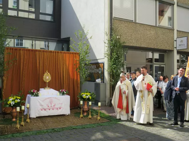 Der 2. Altar vor dem städt. Kindergarten/gegenüber des Seniorenheims Maria Regina  | Foto: Nina Reuling